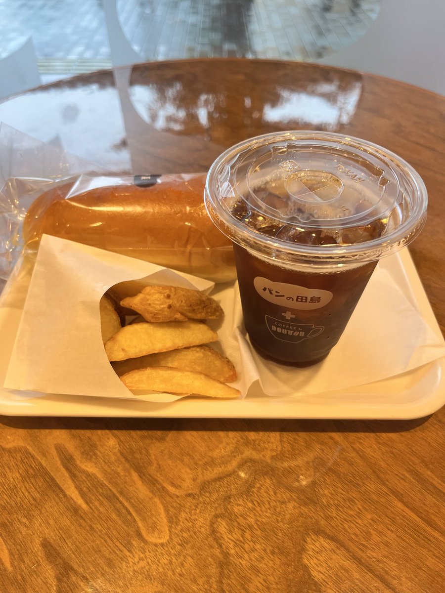 駅前のパン屋さんで朝ごパン。