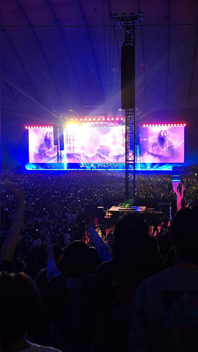 Slide Awayのギターがまじで爆音。リミッター外して割れる寸前みたいなバッキバッキのギターソロが最高だった👍️👍️
去年のフジロックから２年連続でノエルを見られた幸せだ。 #oasislive25