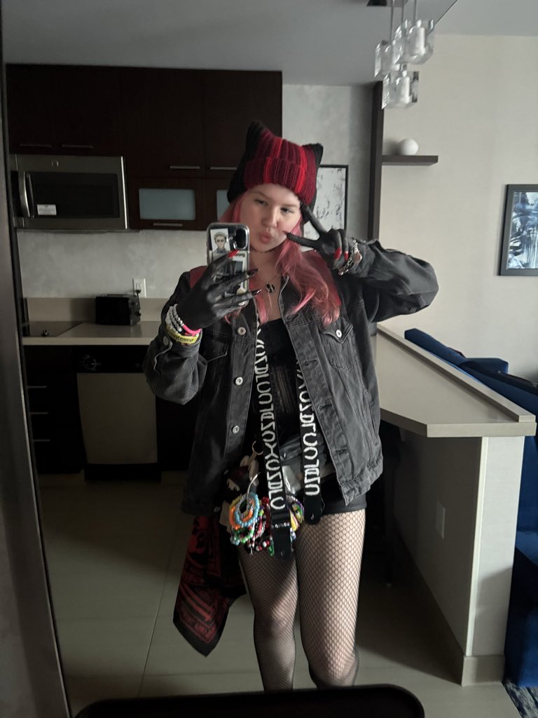 come say hi tonight!!! i have a bunch of friendship bracelets to trade! 🖤

#BreachLA #BreachLAN1 #BreachTour