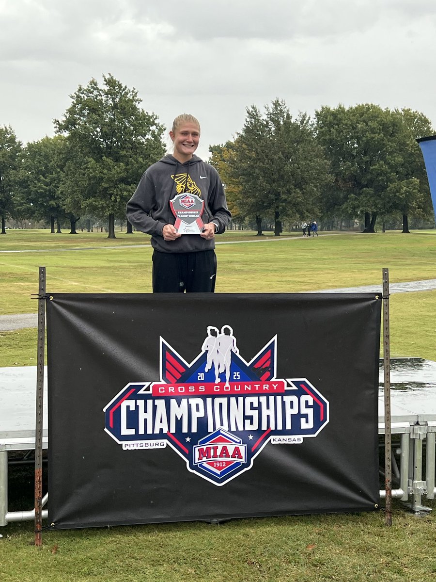 TYetmarAD's tweet image. Great @TheMIAA Championships performances for @MwsuTf! Pau Valderrama repeated as 1st Team All-Conference (5th) and Wimach Gilo (10th) was 1st Team after HM last year. Abby Kinney placed 27th and became a two-time MIAA “A-Game”📚✏️ Scholar-athlete award winner. #GriffUp 🦅🦁