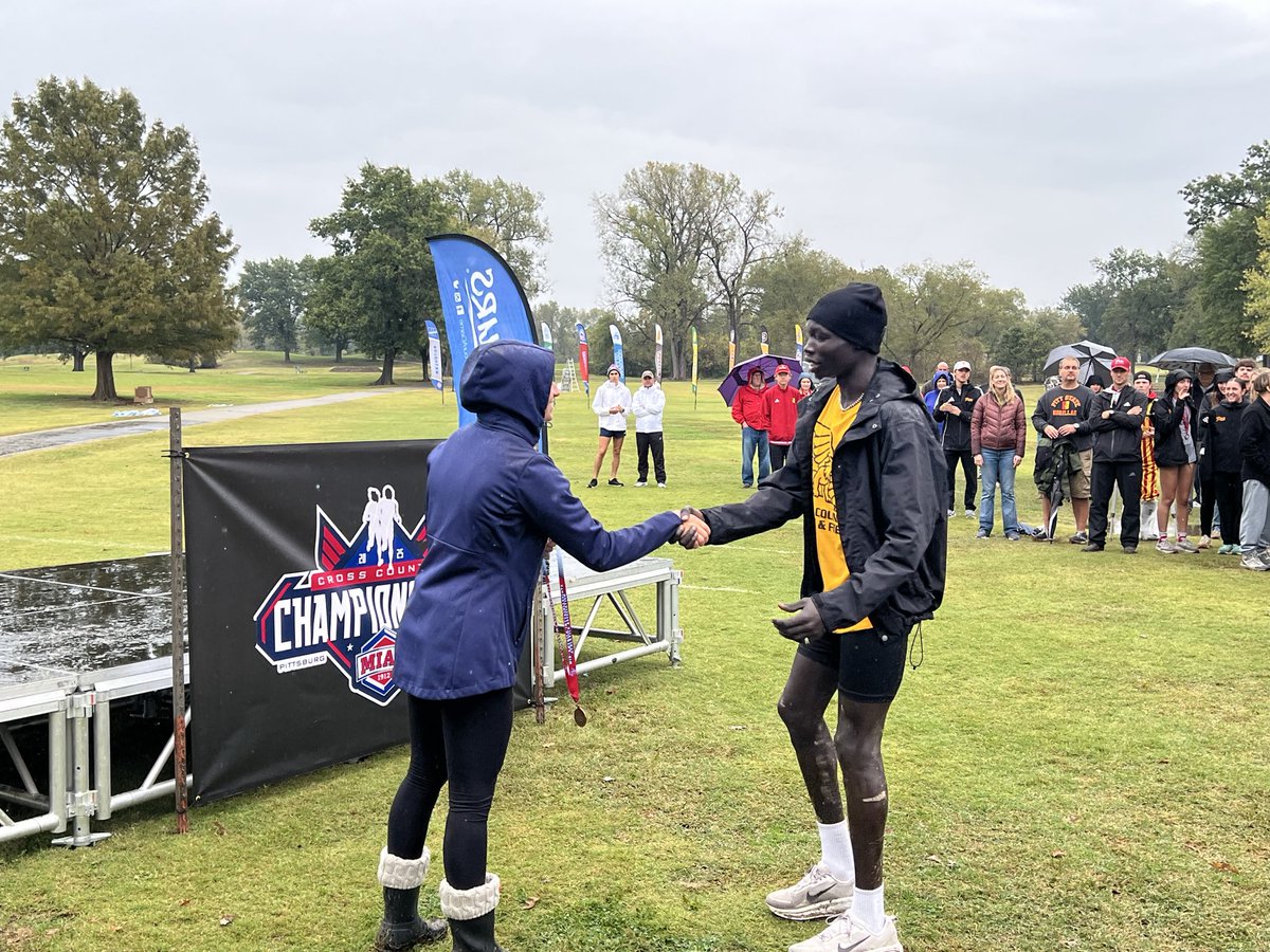 TYetmarAD's tweet image. Great @TheMIAA Championships performances for @MwsuTf! Pau Valderrama repeated as 1st Team All-Conference (5th) and Wimach Gilo (10th) was 1st Team after HM last year. Abby Kinney placed 27th and became a two-time MIAA “A-Game”📚✏️ Scholar-athlete award winner. #GriffUp 🦅🦁