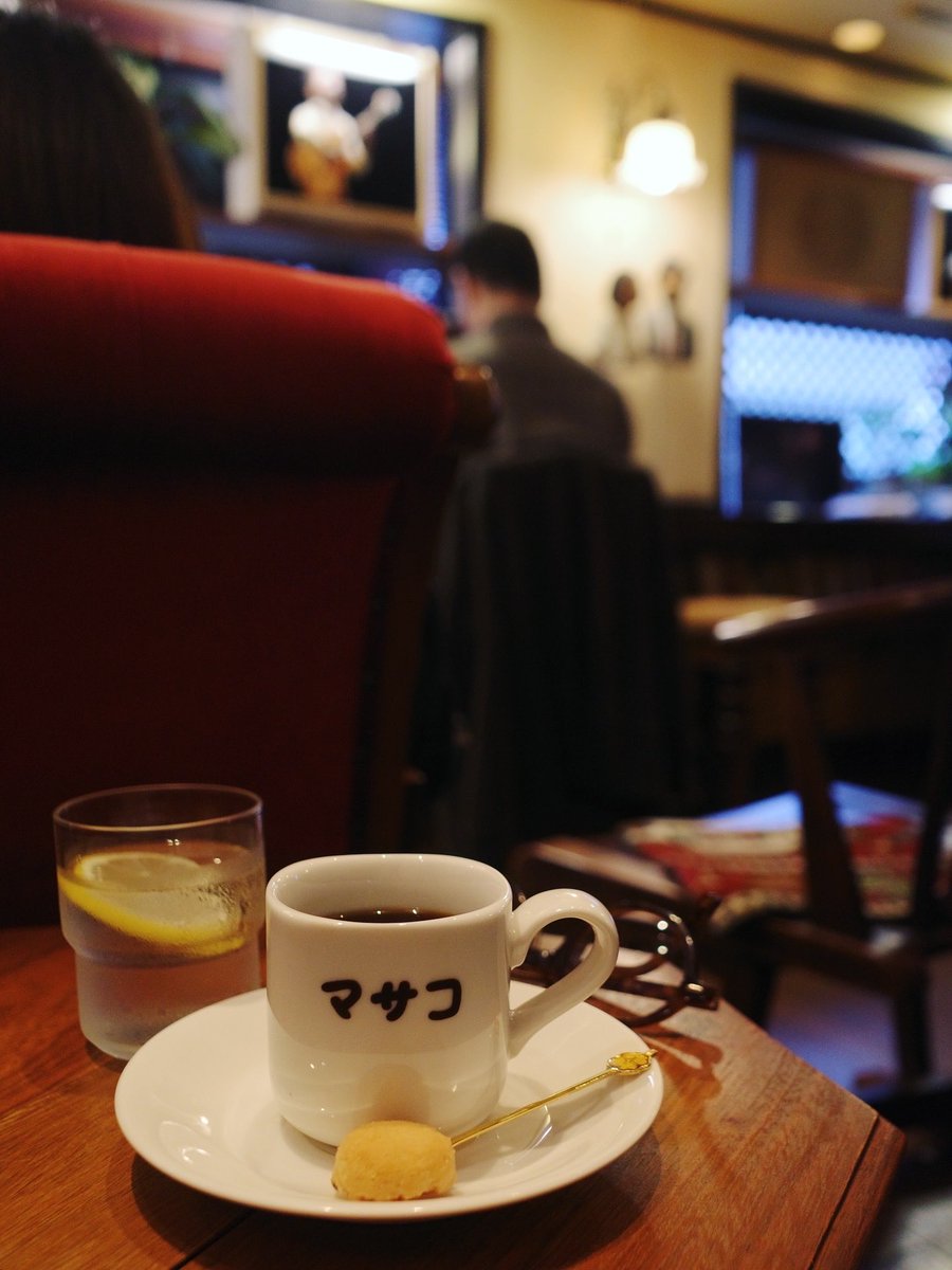 bose1978's tweet photo. 昨日、下北沢のジャズ喫茶「マサコ パルファン店」。彫刻家・岩野亮介さんの作品がそこかしこにあって、いつもよりやたらと賑わいを感じる。
視界の先にJames Brownとか、立ってる女の子が彫刻でギョッとしたりとか。居るだけで飽きない、かかる音もカッコいい素敵な空間。
11/19までらしいのでぜひ！ https://t.co/HdlmFF5owg