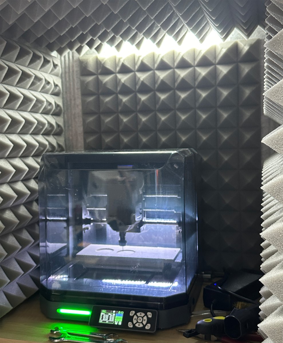 mactechlab's tweet image. CNCルーター &quot;Cubiko&quot; を日中気兼ねなく使えるようにと簡易防音ブースを設置した。これからあれこれとサイズの変更やら、より効果のある置き方などを探っていくが大層なことになってしまった（笑）。
#mactechlab