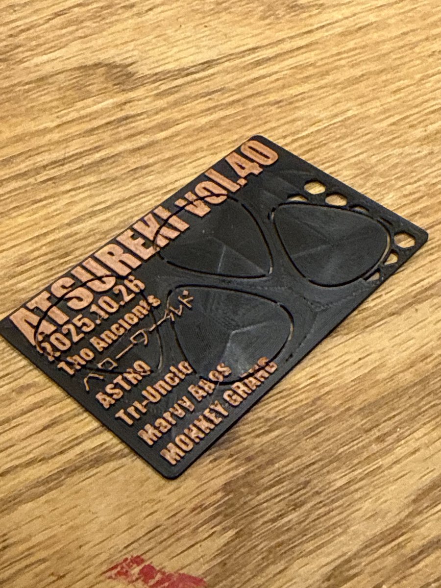 FoopingTech's tweet image. オリジナルデザインピックを作ってみました。ライブ一回くらいは耐久する緊急時用のカードキーホルダー