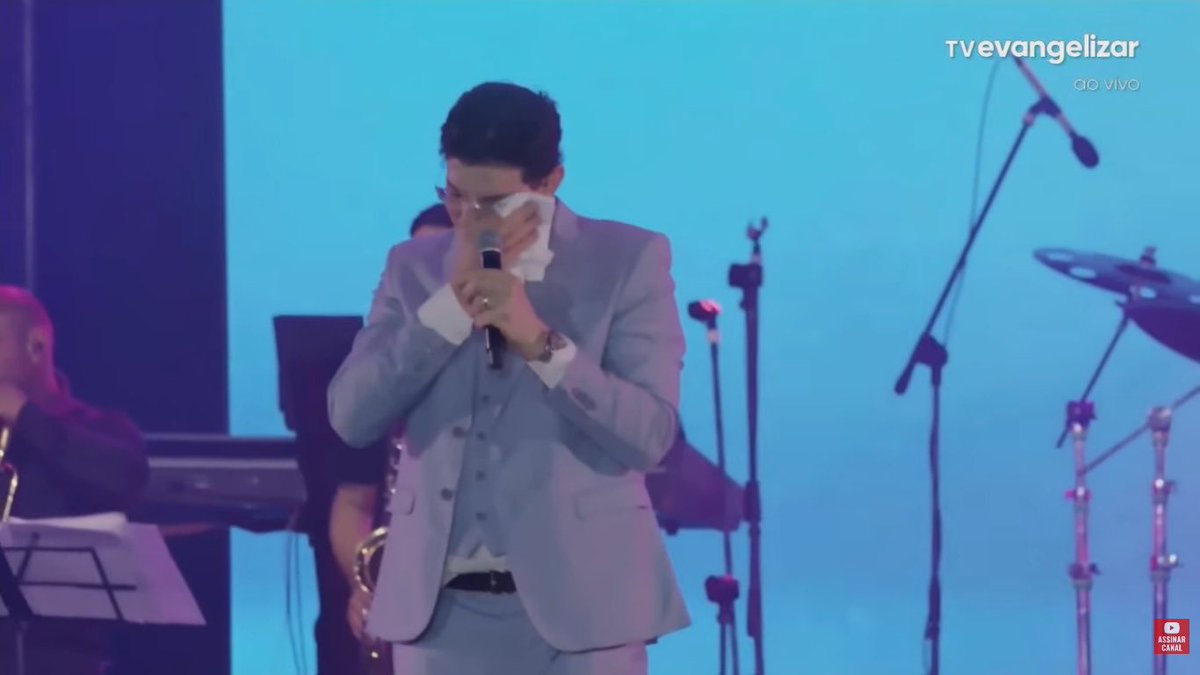 O amor desse padre pela Igreja me emociona de verdade. Lembro de vê-lo atravessar uma multidão carregando o ostensório pelo que pareciam horas. Estava exausto, quase precisando ter os braços sustentados. Ali eu vi o significado de “ser como vela que queima no altar”.