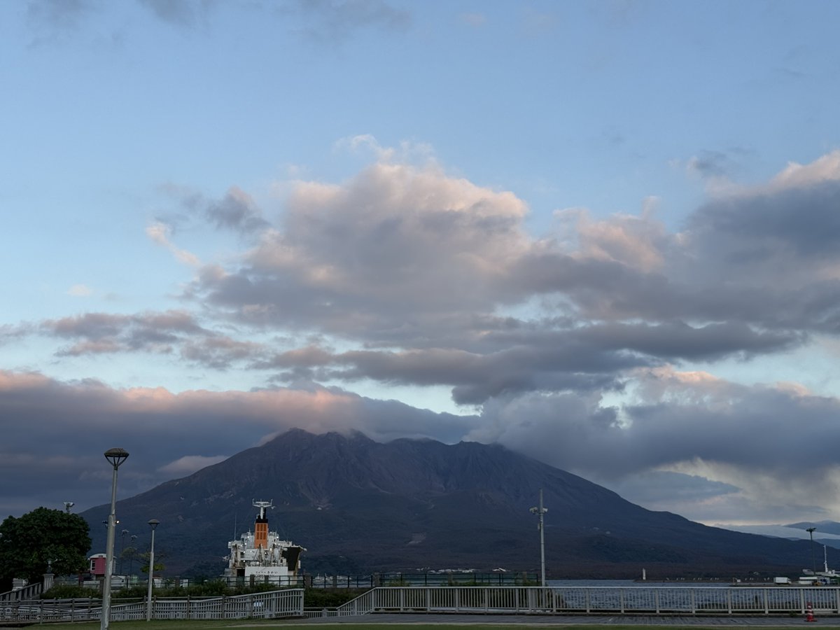 m_munesan's tweet photo. 鹿児島に遠征！
相変わらず桜島はデカかった🗻

#CandK #yurinasia  のライブを神席で😆
出演者が見るモニター後ろにいたので皆さんが真正面に👀
ライブ中めちゃ盛り上がり #ZEROSEN と肩組んでたのも良き思い出🥹

ライブ途中で番組終了笑

#六サテ
#パラシュート部隊
#斉藤優 
#矢野ぺぺ 
#まいぱん https://t.co/dNy9oIk5qB