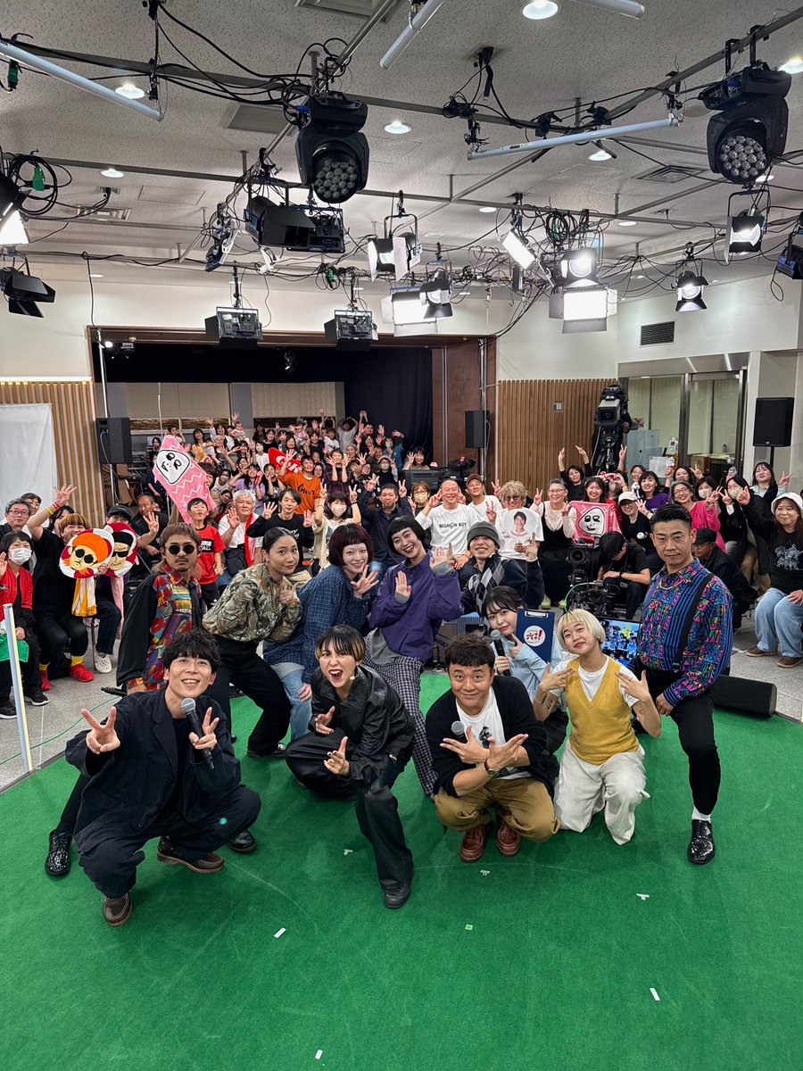 m_munesan's tweet photo. 鹿児島に遠征！
相変わらず桜島はデカかった🗻

#CandK #yurinasia  のライブを神席で😆
出演者が見るモニター後ろにいたので皆さんが真正面に👀
ライブ中めちゃ盛り上がり #ZEROSEN と肩組んでたのも良き思い出🥹

ライブ途中で番組終了笑

#六サテ
#パラシュート部隊
#斉藤優 
#矢野ぺぺ 
#まいぱん https://t.co/dNy9oIk5qB