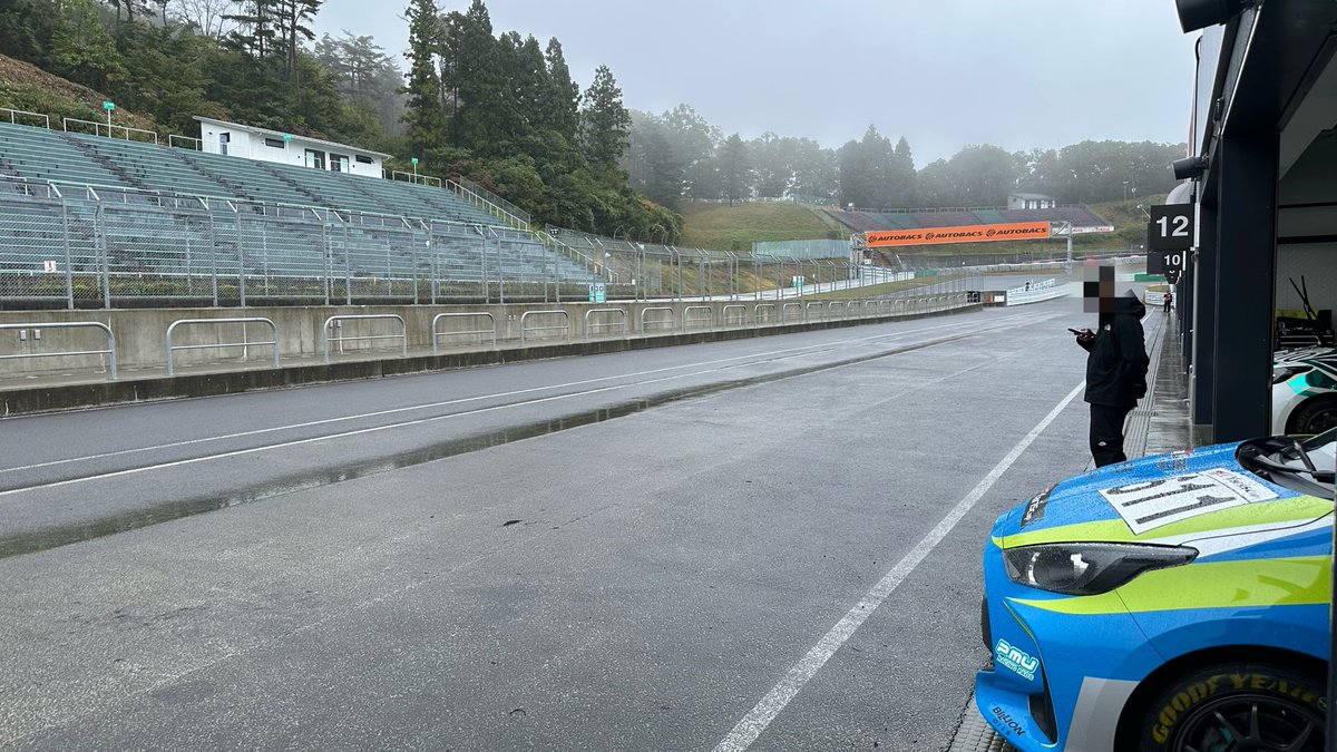 bobby_shew1986's tweet photo. 10/24〜10/26の３日間、ヤリスのワンメイクレースのピットクルーしにスポーツランドSUGOに来てます😌

10/24 練習走行
10/25 予選
10/26 決勝←←←今ここ

ゼッケンNo.84のヤリスのメカニックやらせてもらってます👨‍🔧

今日は決勝ですが、生憎の雨でフルウエット路面で走ることになりそうです…☔️ https://t.co/8CELqQpUlV