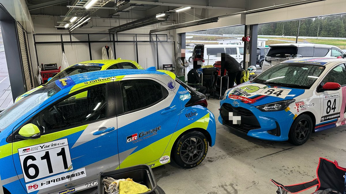 bobby_shew1986's tweet photo. 10/24〜10/26の３日間、ヤリスのワンメイクレースのピットクルーしにスポーツランドSUGOに来てます😌

10/24 練習走行
10/25 予選
10/26 決勝←←←今ここ

ゼッケンNo.84のヤリスのメカニックやらせてもらってます👨‍🔧

今日は決勝ですが、生憎の雨でフルウエット路面で走ることになりそうです…☔️ https://t.co/8CELqQpUlV