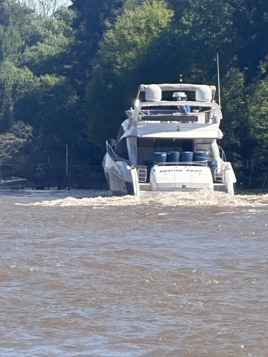 Me hace acordar el hermoso yate cruzando el Paraná el otro día. Que serán?