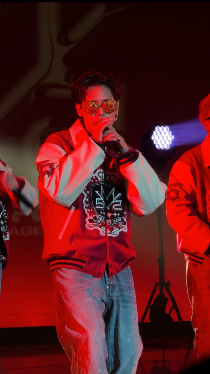 KENTAsuper_'s tweet image. けんたがトンチキかぼちゃサングラスかけて登場してきたときには発狂しそうになりましたがとっくに気が狂っているのでセーフでした🎃🕶️ #SPOOKYPUMPKIN2025  #MA55IVE #神谷健太