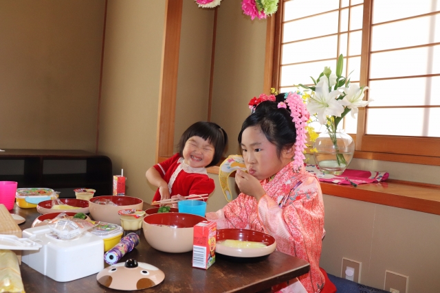info_shigeyoshi's tweet photo. お客様からお寄せ頂いた写真とお声をご紹介致します♪
『七五三のお祝いでお料理をお願いしました。 特に茶碗蒸しとコハダの酢の物が美味しかったです。 この値段で大変満足しました！』
元気で可愛い笑顔にこちらまで癒されます☺️💕
これからも元気いっぱいに成長されますように🍀 https://t.co/1xNnA1EeNs