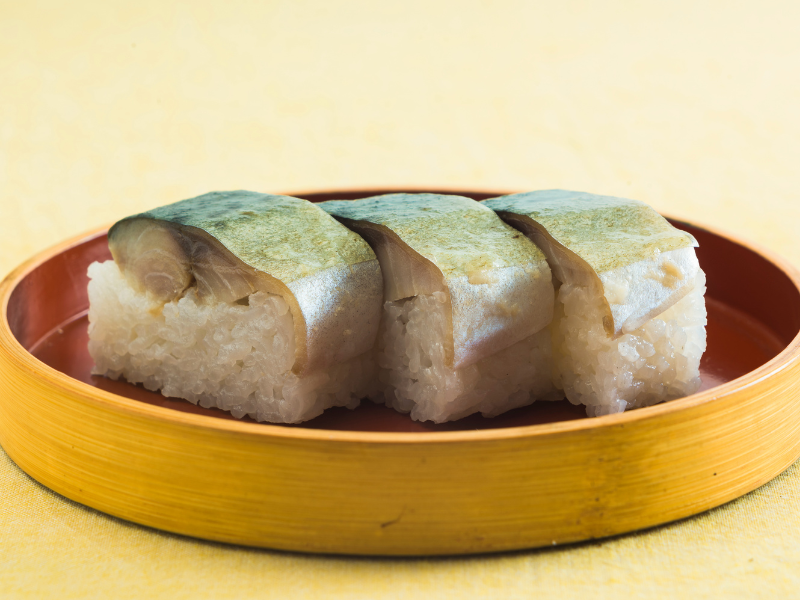 SakuraJourneyAU's tweet image. 🌈Tokyo Finds 122

DiscoverBattera,a visually striking and delicious style of pressed sushi!Originating from Osaka,this rectangular sushi is made by pressing cured mackerel over vinegared rice in a wooden box,often topped with a thin sheet of white kelp.

#JapanTrip #TokyoTravel
