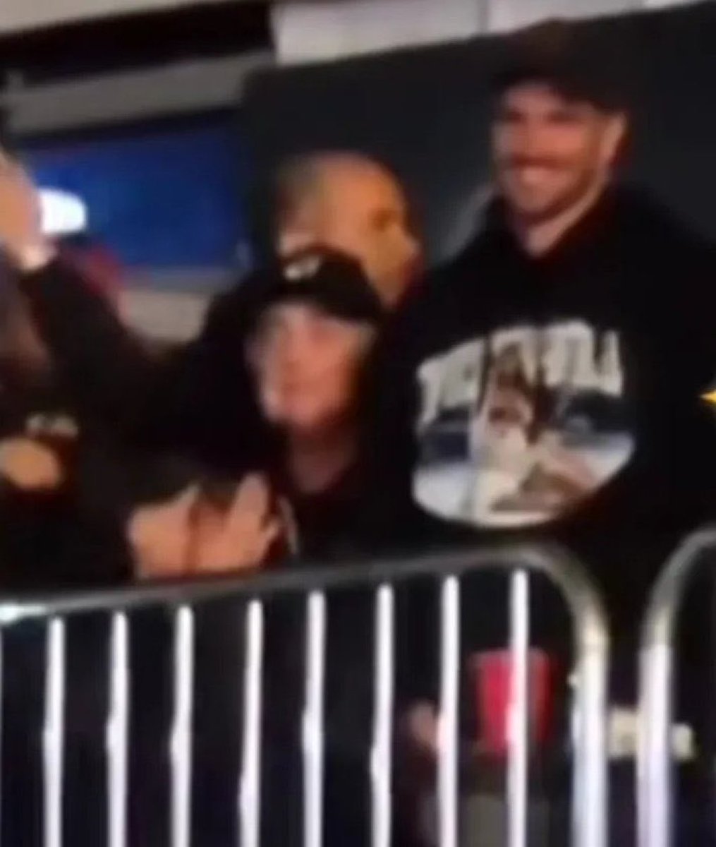 CON EL BUZO DE FUTTTURA, QUE HOMBRE LOCO. 
Hace todo bien 🤍