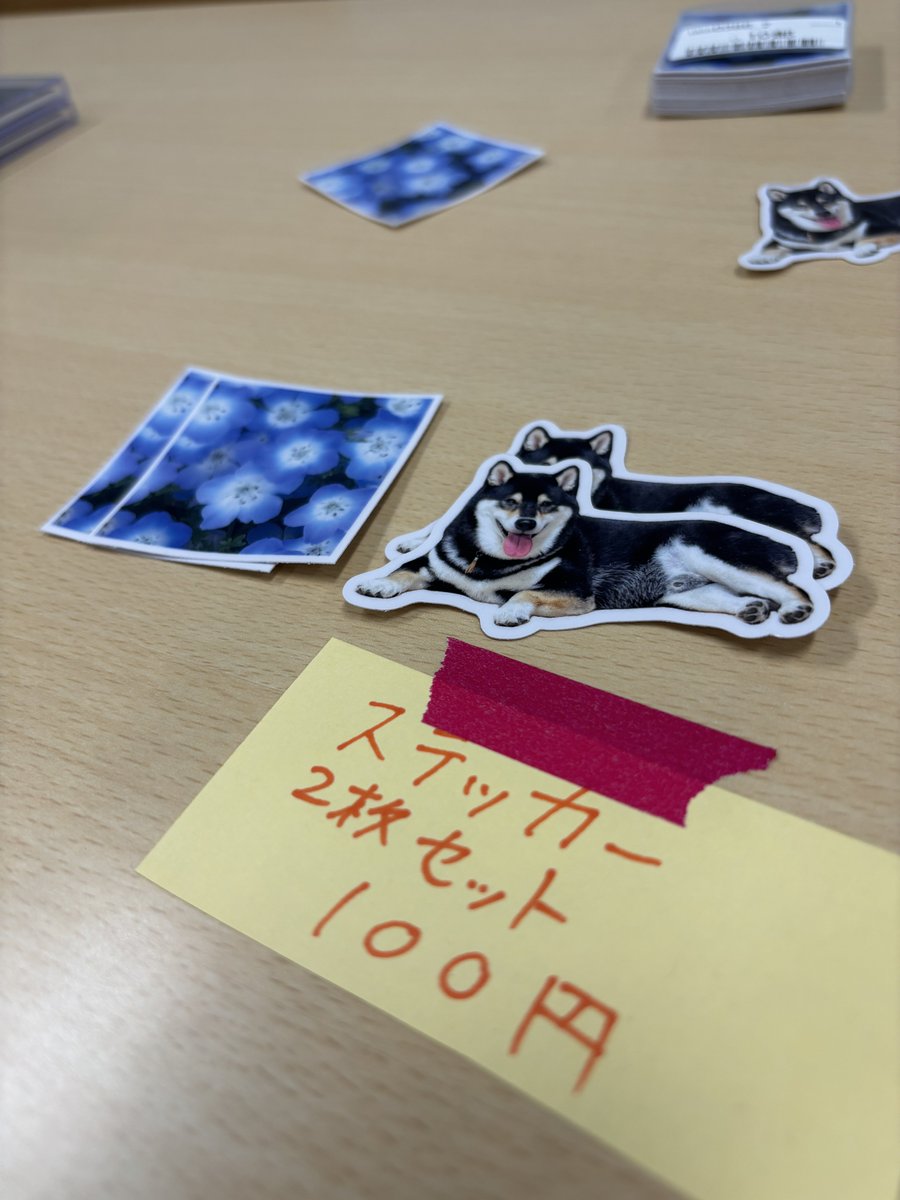 shirokanephoto's tweet photo. 2日目からグッズコーナーにステッカーが登場❗️ネモフィラと学責実家で飼ってる犬です❗️ https://t.co/U02sgV9lrT