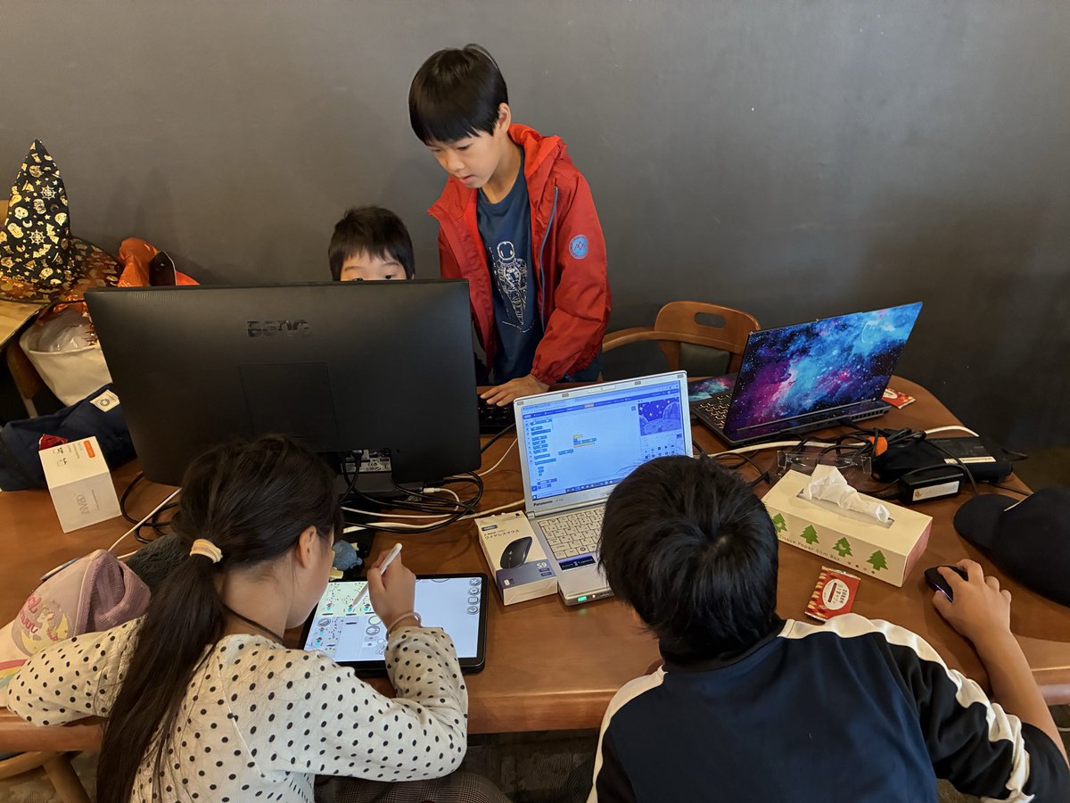 CoderDojo_Sakai's tweet image. 今日のDojoはまったり少人数で。
先月、万博に出展したメンバーが集まってワイワイやってます。