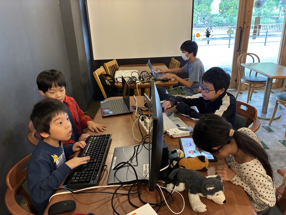 CoderDojo_Sakai's tweet image. 今日のDojoはまったり少人数で。
先月、万博に出展したメンバーが集まってワイワイやってます。