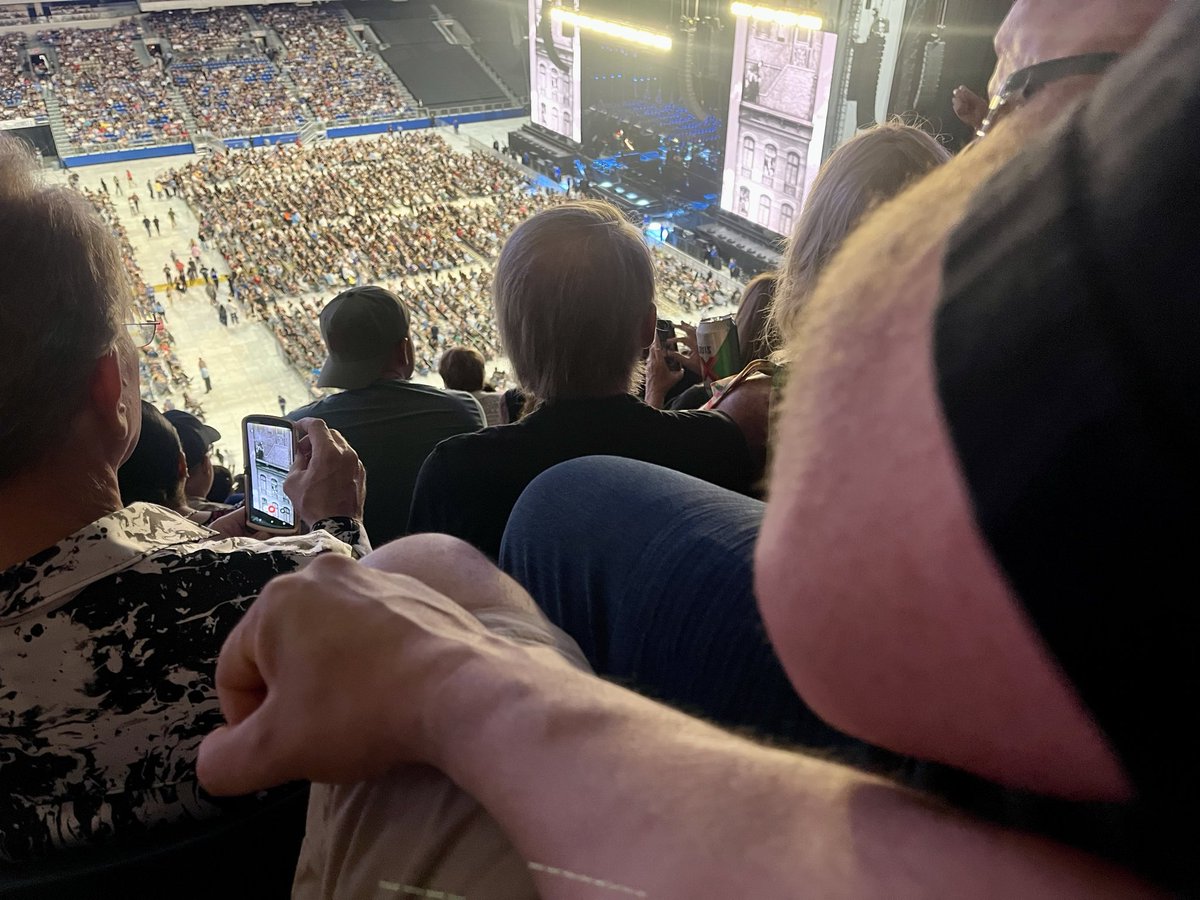 Me tocó un marrano al lado en el concierto de Paul McCartney; no cabe en su asiento y literalmente lo tengo respirándome encima. ¡No mamar, no me puedo ni mover!
🐷😂