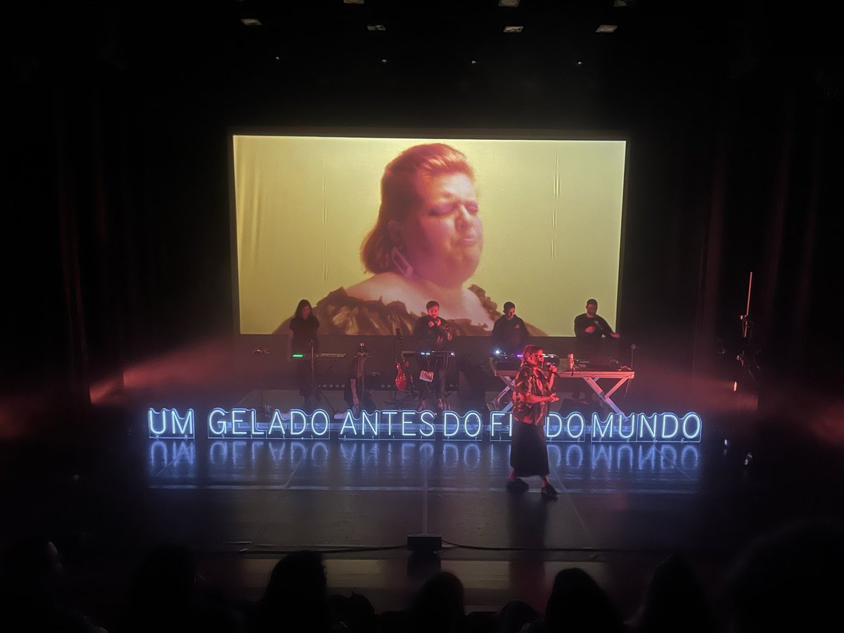 Resiste como uma mulher trans Sul-americana
Vota como uma mulher negra suburbana 
Luta como uma mulher magrebina invicta
Defende as manas convicta, sê brava e grita:
BRAVA BRAVA BRAVA BRAVA BRAVA

Todas as lutas são plurais
Contra a monocultura, cultura