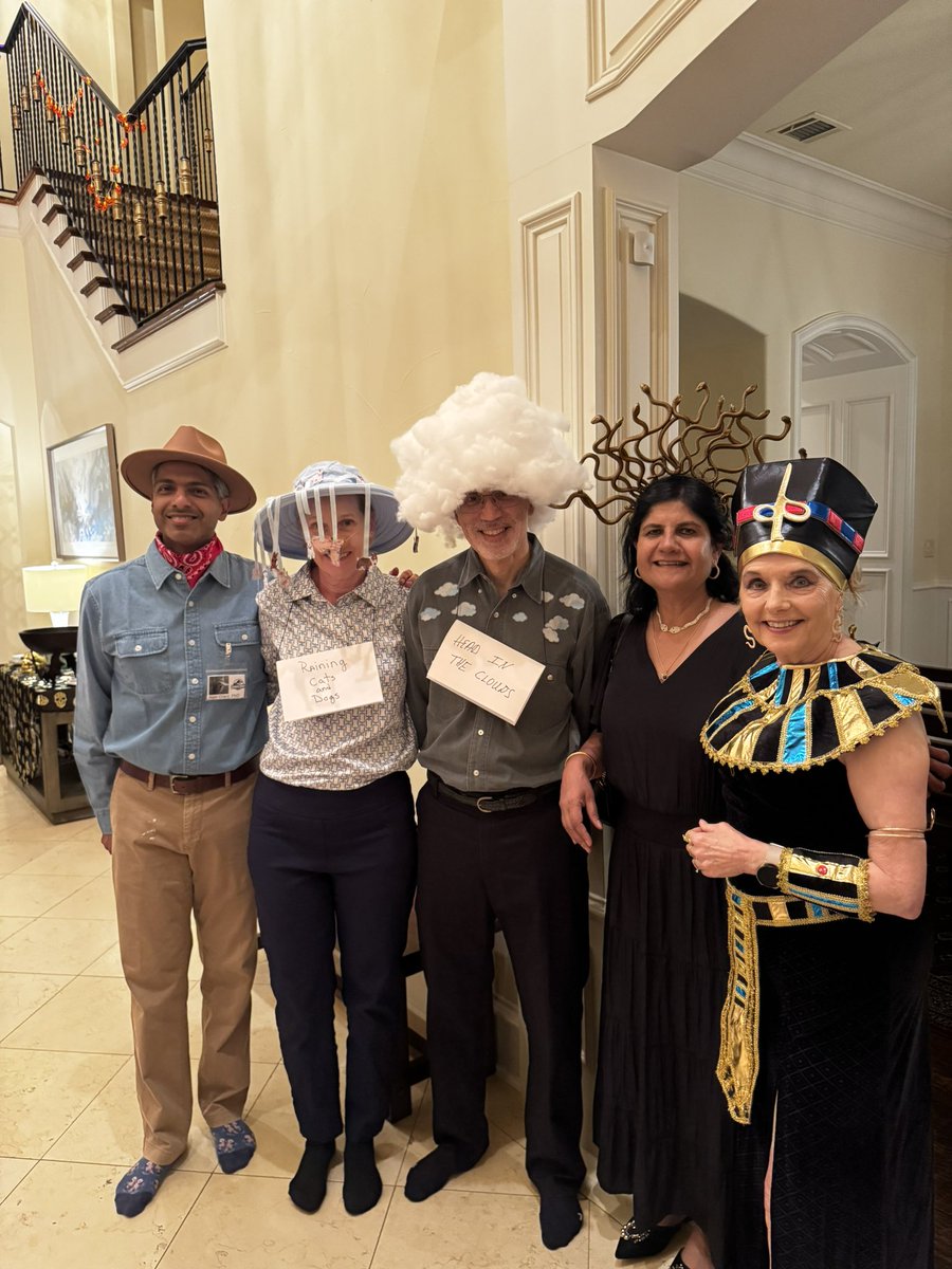 🧡 Just a bunch of neph-riends having a scary good time! 💀🎃
<a href="/UTSWNephrology/">UTSW Nephrology</a> Halloween Party 2025