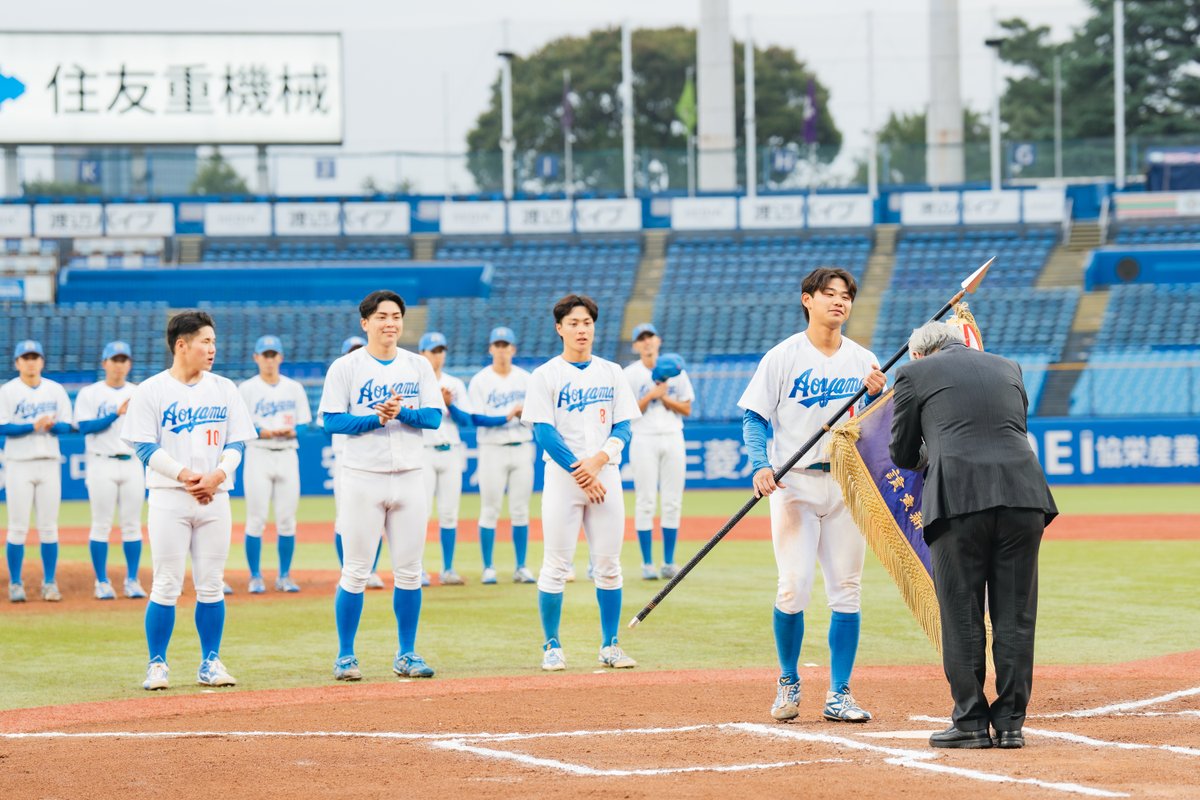 AoyamaGakuinU's tweet photo. 2025年10月24日（金）、神宮球場にて行われた「2025年度 東都大学野球 秋季リーグ戦」で、本学硬式野球部が亜細亜大学を3-0で敗り、今春に続いて6季連続18度目の優勝を果たしました。

最終戦となる亜細亜大学戦。2��に中田達也選手（社会情報学部 社会情報学科4年）が二塁打を放ちチャンスを作ると、大神浩郎選手（総合文化政策学部 総合文化政策学科1年）がタイムリーを放ち、1点先制しました。
先頭に二塁打を許した1―0の五回。ベストナインに選ばれた一塁手でもある小田選手がバントを猛チャージでさばき、、進塁を阻んで流れを渡さなかった。
さらに6回、副主将初谷健心選手（総合文化政策学部 総合文化政策学科4年）が2ランホームランを放ち、2点を追加しました。

そしてピッチャーの中西聖輝選手（コミュニティ人間科学部 コミュニティ人間科学科4年）が投げ切り、東都大学野球 1部リーグ6連覇を達成しました。

また、青山学院大学は、最高殊勲選手（MVP）と最優秀投手を中西聖輝が受賞。新人賞に大神浩郎、ベストナインでは投手・捕手・一塁手の3部門で選出されるなど、個人表彰で大きな成果を収めた。

個人表彰（青学大）
・最高殊勲選手（MVP）：中西 聖輝　満票［初］
・最優秀投手：中西 聖輝　6票［2］
・新人賞：大神 浩郎　6票［初］

ベストナイン（1部リーグ／青学大）
・投手：中西 聖輝　満票［2］
・捕手：渡部 海　5票［4］
・一塁手：小田 康一郎　満票［3］

注記
［初］は初受賞、［数字］は通算受賞回数。満票は全票一致での選出を示す。
https://t.co/qKpye4UJnd