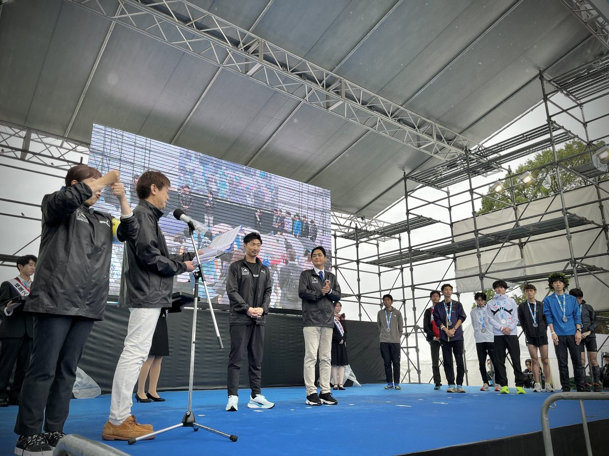 みなとみらい7kmラン＊表彰式／ 臨港パーク特設ステージでみなとみらい