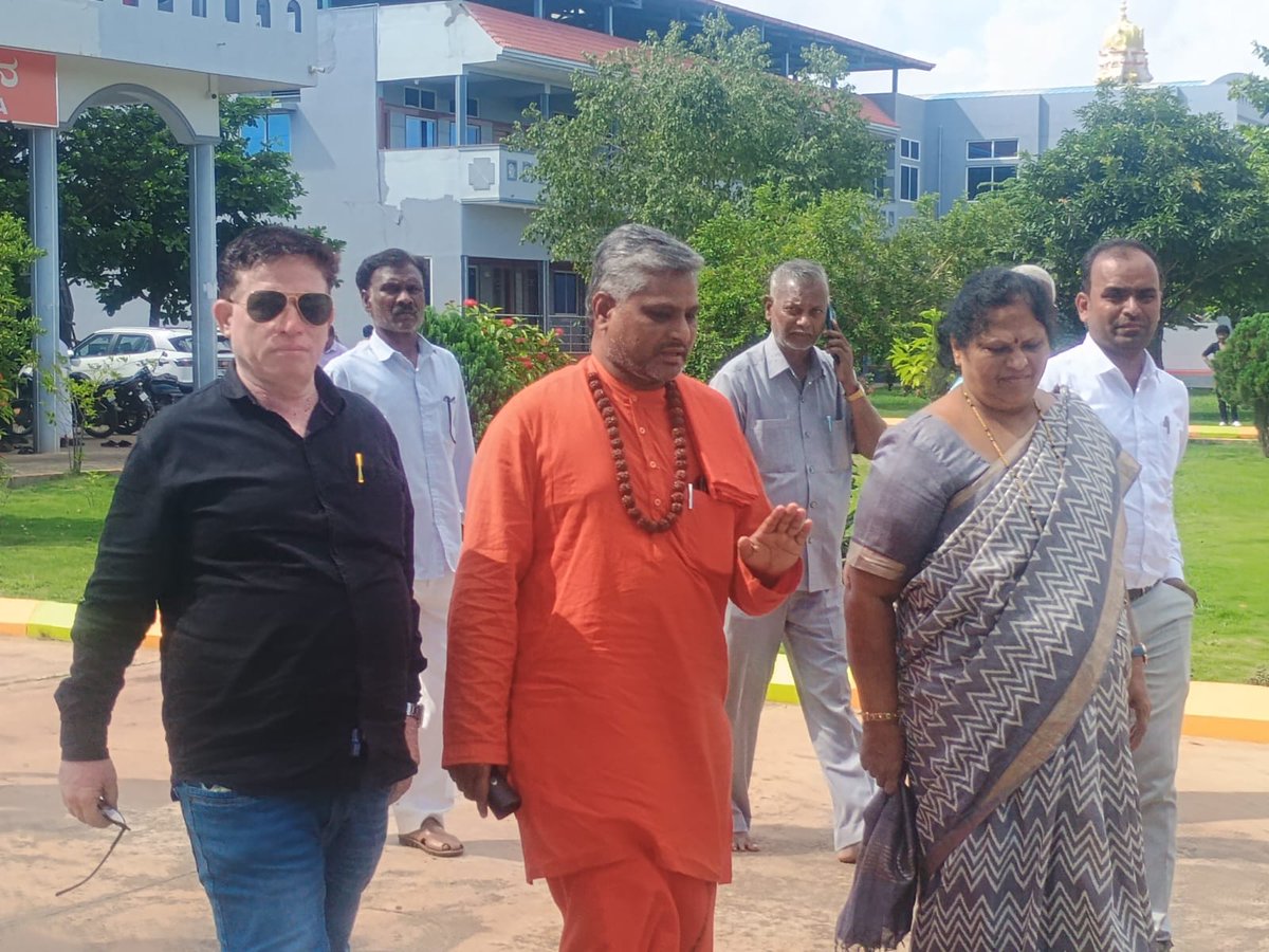 RajshekharTalw2's tweet image. ಇಂದು ದಾವಣಗೆರೆ ಹರಿಹರ ತಾಲೂಕಿನ ರಾಜನಹಳ್ಳಿ ಮಹಾಸಂಸ್ಥಾನ ವಾಲ್ಮೀಕಿ ಗುರುಪೀಠದಲ್ಲಿ ಸಭೆ ಜರುಗಿತು ನನ್ನ ಜೊತೆಯಲ್ಲಿ ಡಾ ಪ್ರಸನ್ನಾನಂದ ಪುರಿ ಮಹಾಸ್ವಾಮಿಗಳು ಮಾಜಿ ಸಹಕಾರ ಸಚಿವ ಕೆ ಎನ್ ರಾಜಣ್ಣ ನವರ ಧರ್ಮಪತ್ನಿ ಹಾಗೂ ತುಮಕೂರು ಜಿಲ್ಲಾ ಪಂಚಾಯತ್ ಮಾಜಿ ಅಧ್ಯಕ್ಷೆ ಶ್ರೀಮತಿ ಶಾಂತಾ ರಾಜಣ್ಣ ಹಾಗೂ ಪದಾಧಿಕಾರಿಗಳು ಉಪಸ್ಥಿತರಿದ್ದರು