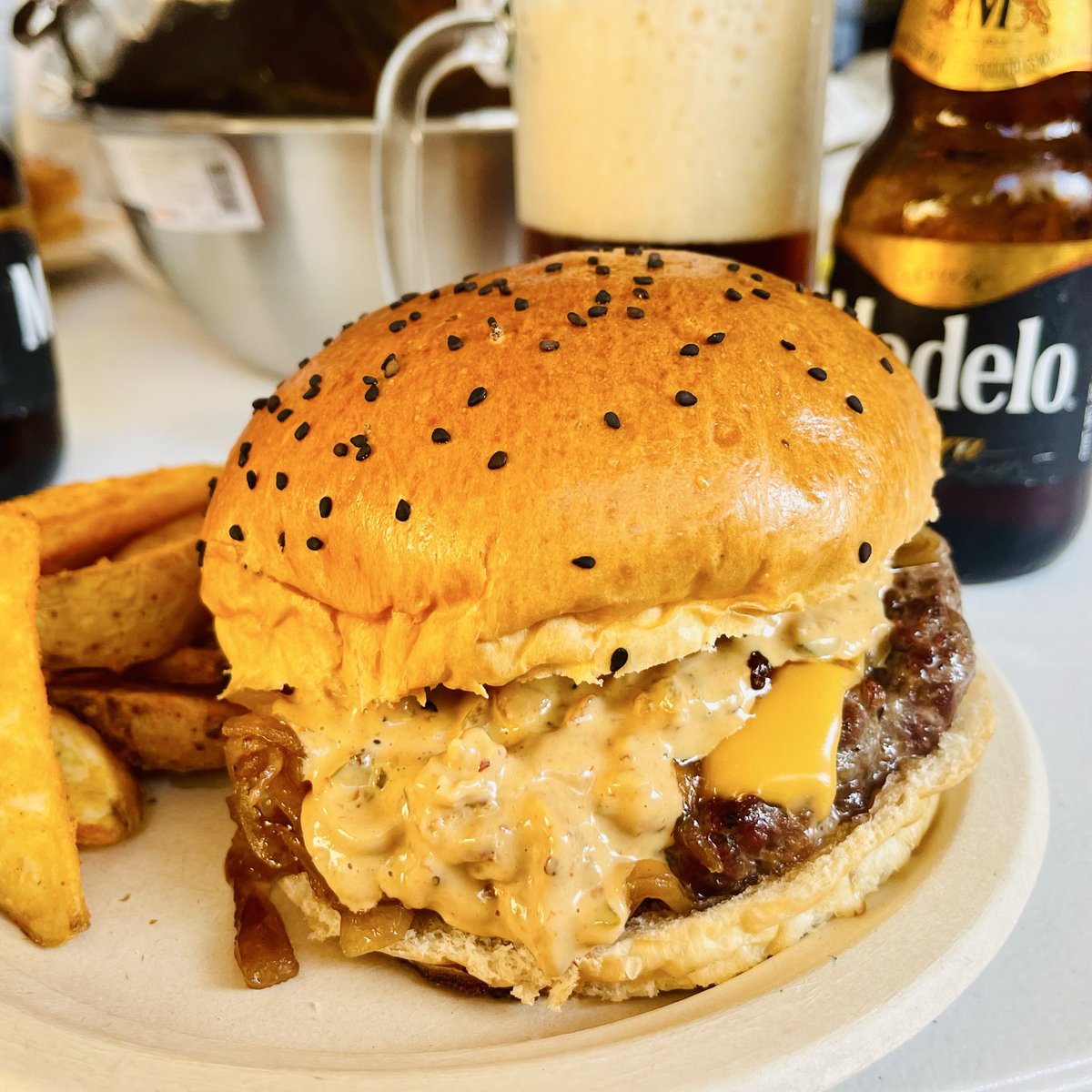 Lic. Luis Gabriel (@licluisgabriel) on Twitter photo ¿Unas hamburguesitas o qué? ¿Unas hamburguesitas o qué?
