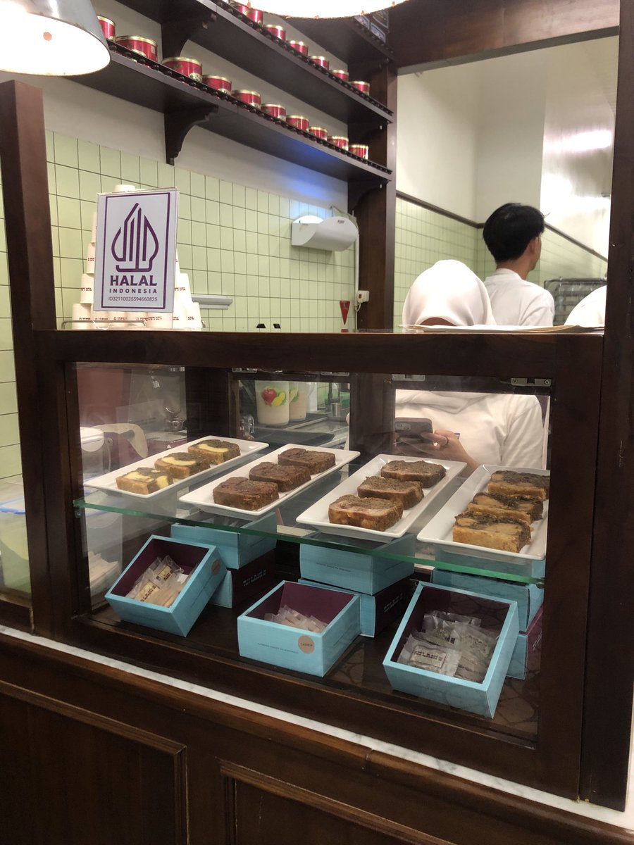 ngantri 1 jam buat dapeting bolu pisang enih