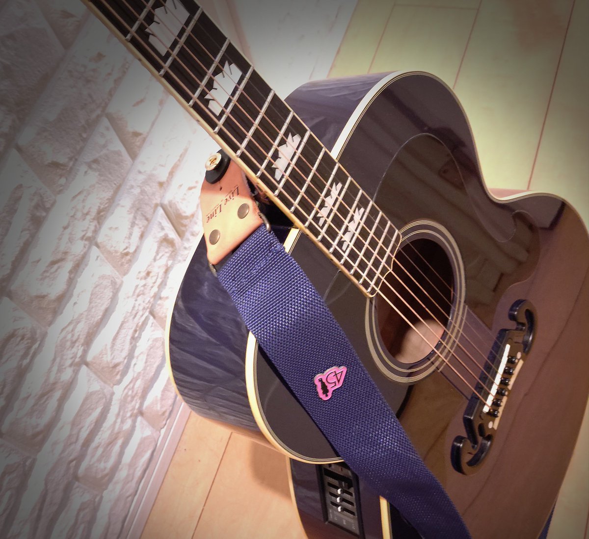 mg0001st's tweet photo. チンペイさんの青ひげには
このストラップです。
メーカーは、LIVE LINE
その青色は、ほとんど入手困難な色です😶😶😶
有名な楽器店では置いていない、
ネットショップでもヒットしない

45周年ピンバッジを付けて
ストラップピンも
チンペイさんと同じ位置に
取付！

#谷村新司
#モーリスギター https://t.co/JDWBxpX8dd