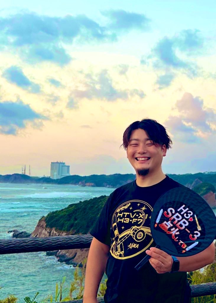 rocket_EE_okada's tweet image. ロケットが空へと飛び立つ瞬間、私は言葉を失った。轟音とともに、H3ロケット7号機とHTV-Xが青空に向かってまっすぐに伸びていく。その姿をどうしてもこの目で見たくて、私は種子島に来た。
今回は、たまっていた振替休日と有給休暇を使い、テレワークを組み合わせて滞在した。…