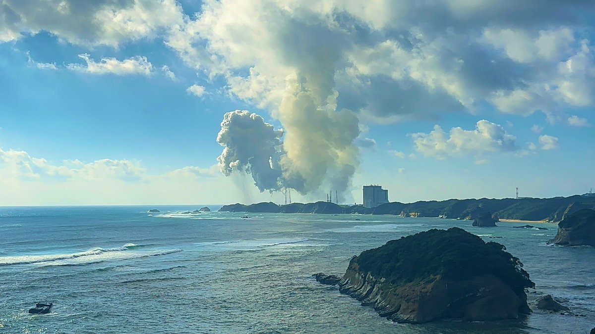 rocket_EE_okada's tweet image. ロケットが空へと飛び立つ瞬間、私は言葉を失った。轟音とともに、H3ロケット7号機とHTV-Xが青空に向かってまっすぐに伸びていく。その姿をどうしてもこの目で見たくて、私は種子島に来た。
今回は、たまっていた振替休日と有給休暇を使い、テレワークを組み合わせて滞在した。…