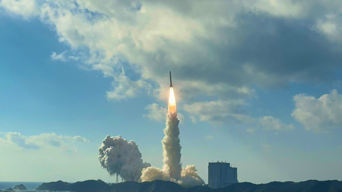 rocket_EE_okada's tweet image. ロケットが空へと飛び立つ瞬間、私は言葉を失った。轟音とともに、H3ロケット7号機とHTV-Xが青空に向かってまっすぐに伸びていく。その姿をどうしてもこの目で見たくて、私は種子島に来た。
今回は、たまっていた振替休日と有給休暇を使い、テレワークを組み合わせて滞在した。…