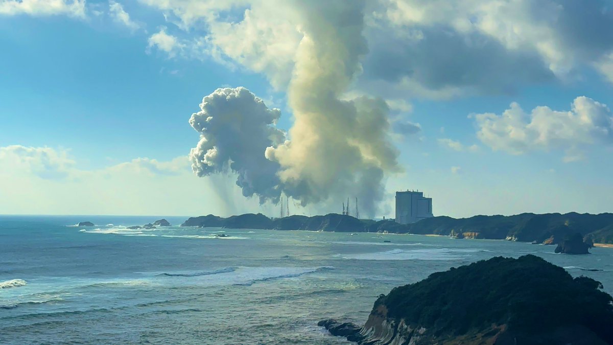 rocket_EE_okada's tweet image. ロケットが空へと飛び立つ瞬間、私は言葉を失った。轟音とともに、H3ロケット7号機とHTV-Xが青空に向かってまっすぐに伸びていく。その姿をどうしてもこの目で見たくて、私は種子島に来た。
今回は、たまっていた振替休日と有給休暇を使い、テレワークを組み合わせて滞在した。…
