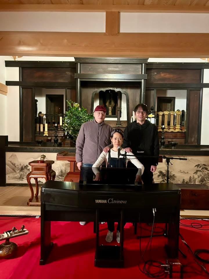 昨夜は東温市の大安寺さんでのイベント「サンセットライブ」でした
また改めてレポート書きますが凄く素敵なイベントでライブ中もライブ後もずっとワイワイとしていました
写真撮り忘れて唯一撮った写真が私の従兄弟と漫画家の「和田ラヂヲ」さんとの映画パラサイトのポスターみたいな写真だけでした笑