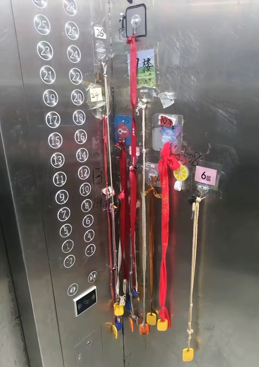 EdithSini's tweet image. 这一刻，外卖小哥的救赎感被拉满
#互关互赞