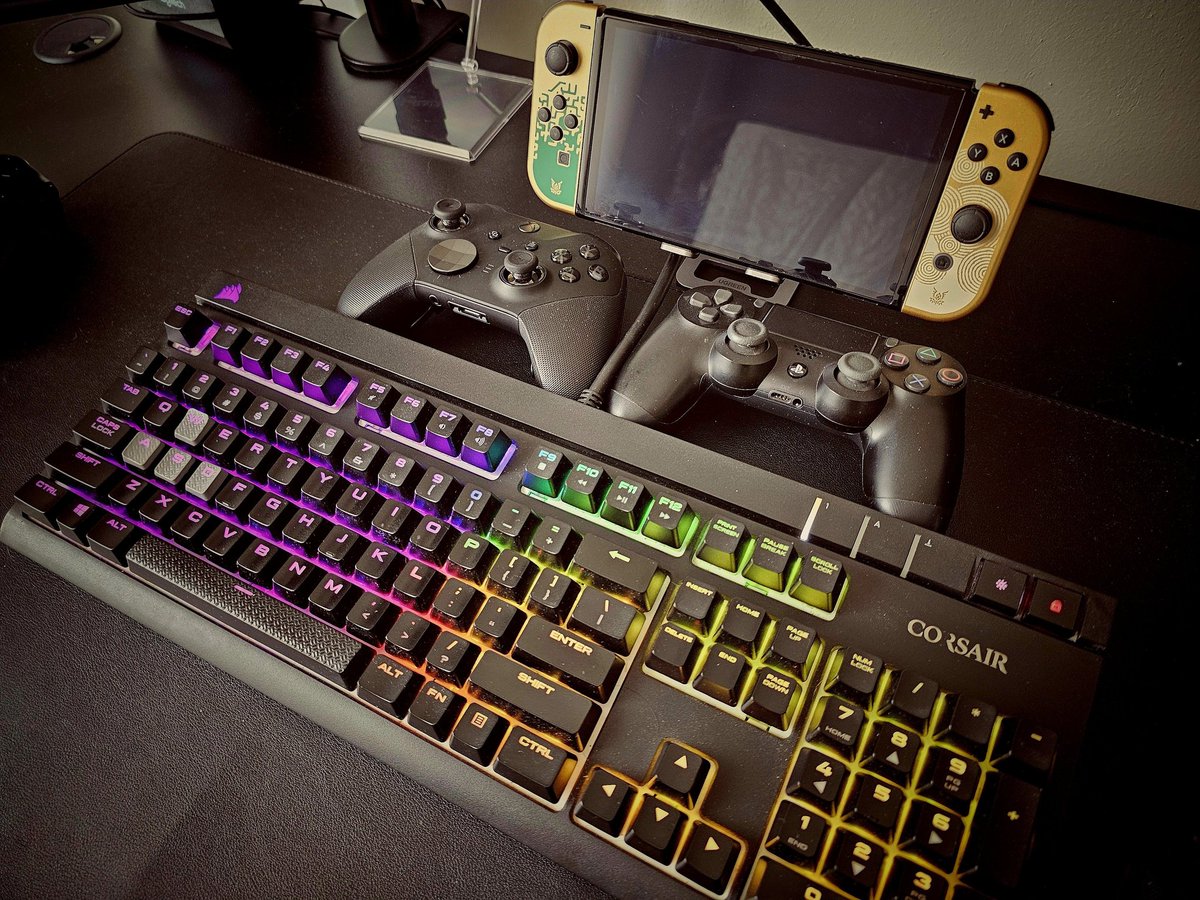 5eniorDeveloper's tweet image. Cuando era niño recuerdo que mi tío tenía varias consolas de videojuegos pero nunca lo vi jugando.
Ahora entiendo todo, me convertí en ese tío...
