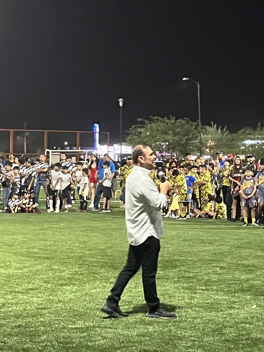 Entregando renovación de cancha central de Pueblitos. ¡Adiós pasto viejo! (Más de 5,200.00 mts cuadrados de pasto sintético nuevo, reparación de gradas, porterías y casetas de jugadores) #FundaciónLopezCaballero #FundaciónMiCiudad ⁦<a href="/alopezcabaIlero/">A Lopez Caballero</a>⁩