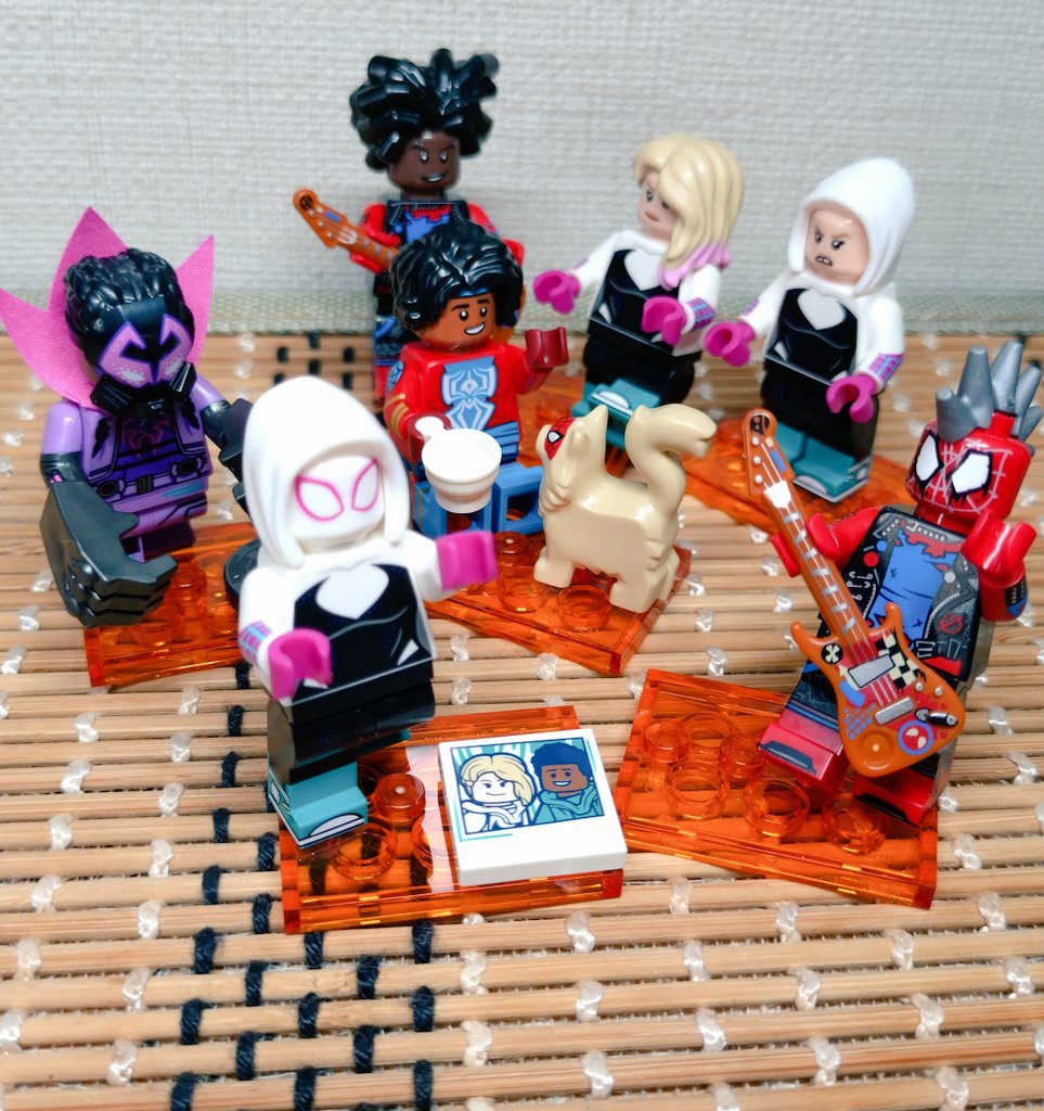 LEGOアクロスザスパイダーバースミニフィグ安売りしてたんで7つ購入も
プロウラー×1
インディア×1
パンク×2
グウェン×3！？
欲しかった上位ウェブスリンガーとメイデイ、サンスパイダー出ず😭
今回予備パーツ無いみたいで唯一インディアにチャイカップがもう一つ付いてたしキャット付きなのは嬉しい😆