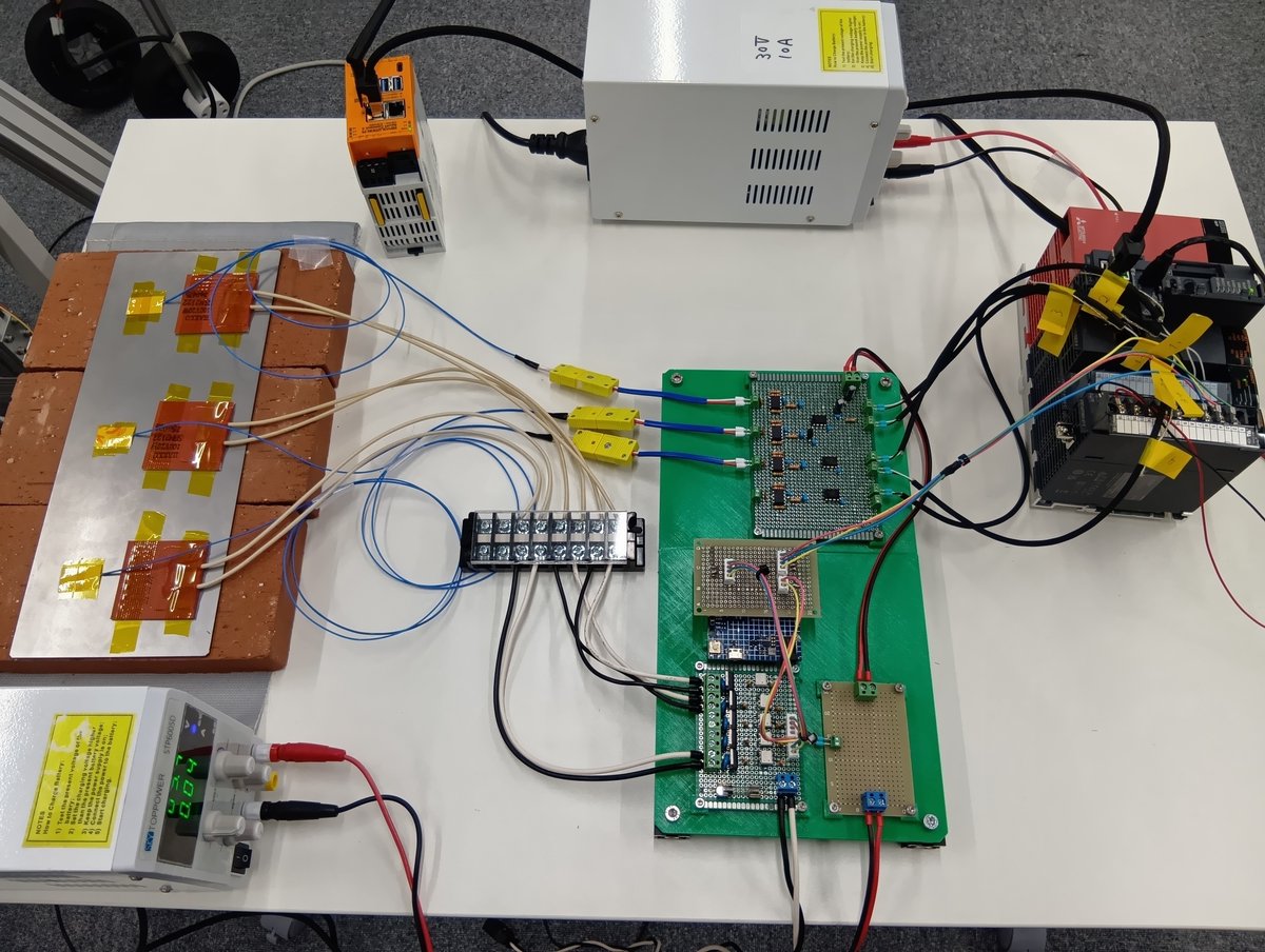 takuya_fukatsu's tweet image. 【AI制御】
E-Smart MPC(機械学習×モデル予測制御)を使って3入力3出力系(ヒーター3つ、温度計3つ)の制御もお手軽に実機で実現できました!
整定時間の短さを実現しながらオーバーシュートやハンチングを抑えるという、PIDではゲインスケジューリング無しでは難しい制御が簡単に実現できます!