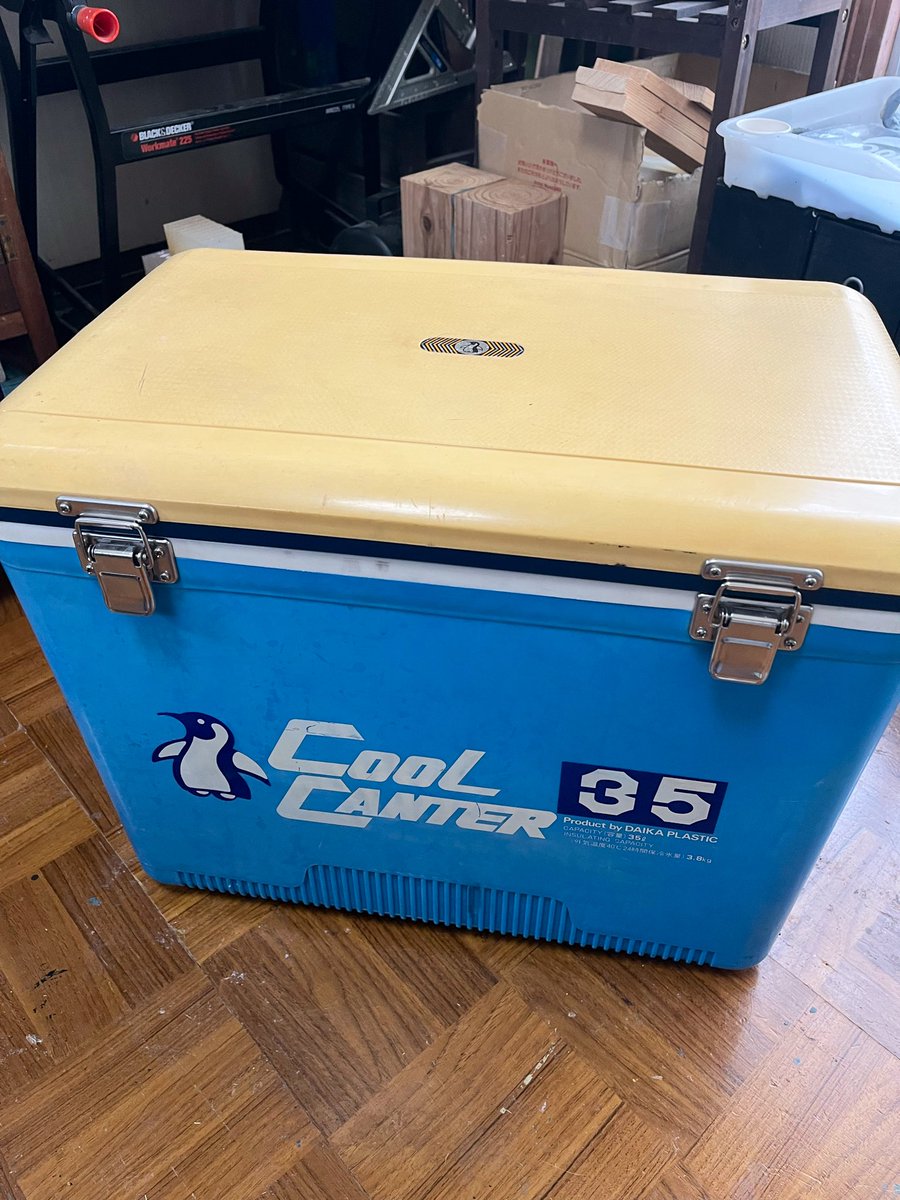 Lucky0611g's tweet image. リサイクルショップで見つけたレトロなクーラーボックス（1000円）🐟🧊📦

黄変した蓋を端材で作り直してリメイク 🪚🛠️

自分好みの収納ボックス完成に大満足 ✨🥺