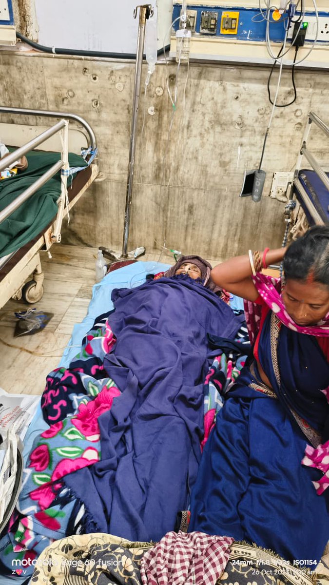 ए तस्वीर राँची रिम्स का है. स्वास्थ बिभाग का पोल खोलता हुआ। न्यूरो सर्जरी हॉल मे महिला को निचे रख कर ऑक्सीजन लगा हुआ है. 2 दिन से भर्ती है कुछ इलाज नहीं हुआ है। महिला गंभीर हालत मे है. माननीय मुख्यमंत्री <a href="/HemantSorenJMM/">Hemant Soren</a> और स्वास्थ मंत्री <a href="/IrfanAnsariMLA/">Dr. Irfan Ansari</a> जी इस महिला को मदद करें.