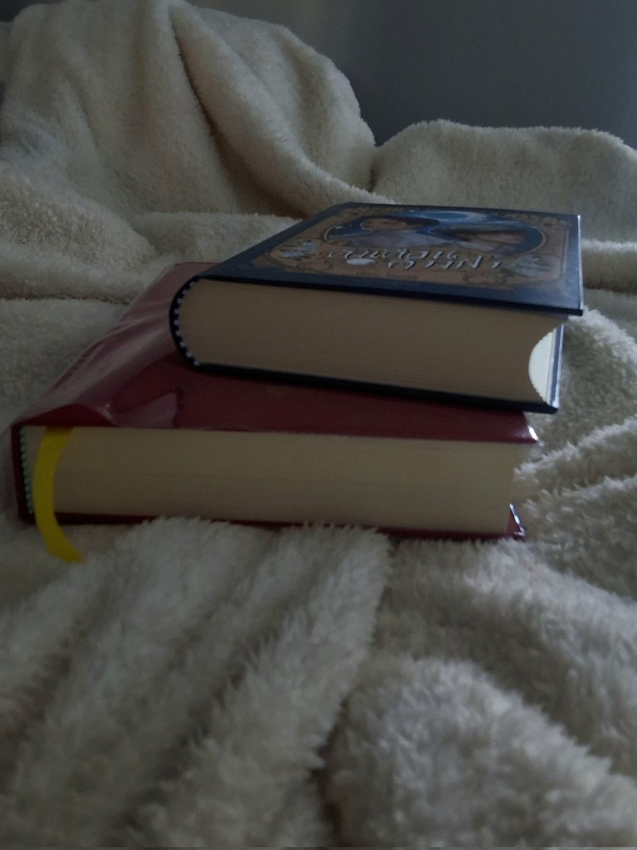 ellarosaleen's tweet image. อย่าลืมขว้างประมวลทิ้งแล้วอ่านดั่งเดือนกันนะครับเบเบ

#ดั่งเดือนค้างฟ้า