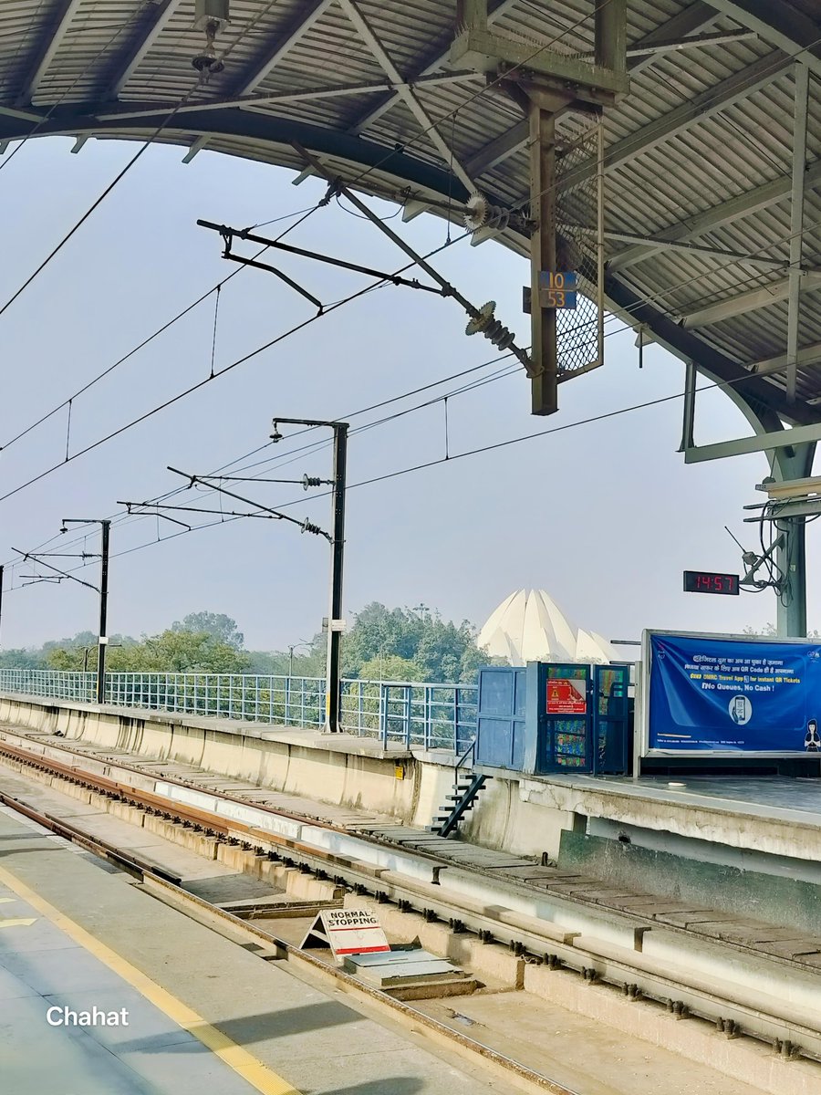 वो जो हर दिन
दूसरों की ज़िंदगी आसान करते हैं,
उनकी ज़िंदगी
बस ज़िम्मेदारियों का कैलेंडर बन जाती है।

और उस कैलेंडर में
कभी इतवार नहीं आता।

~चाहत