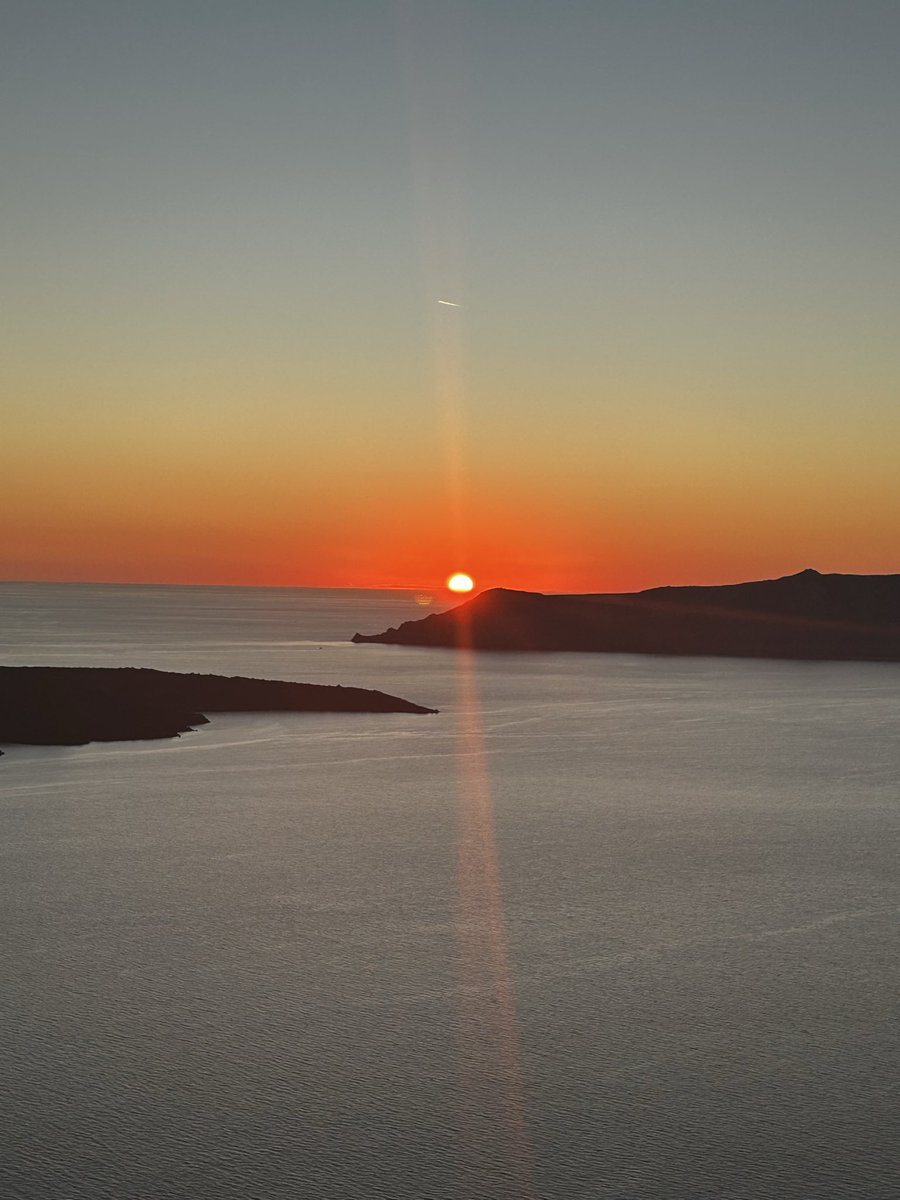 jlimberg's tweet photo. @jminceyturf Not golf but this was spectacular. Island of Santorini https://t.co/o0xnkaSkrN