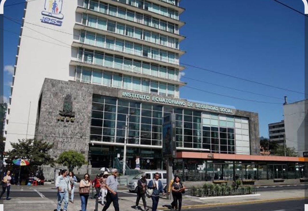 El #IESS presta varios seguros. 
Como #pensiones, #salud, #RiesgodelTrabajo  #invalidez y #cesantía.
Sería una verdadera hecatombe y una estafa social si se elimina la prestación de salud a través de una reforma.
700 mil #jubilados dependen del IESS para tener una vida digna.