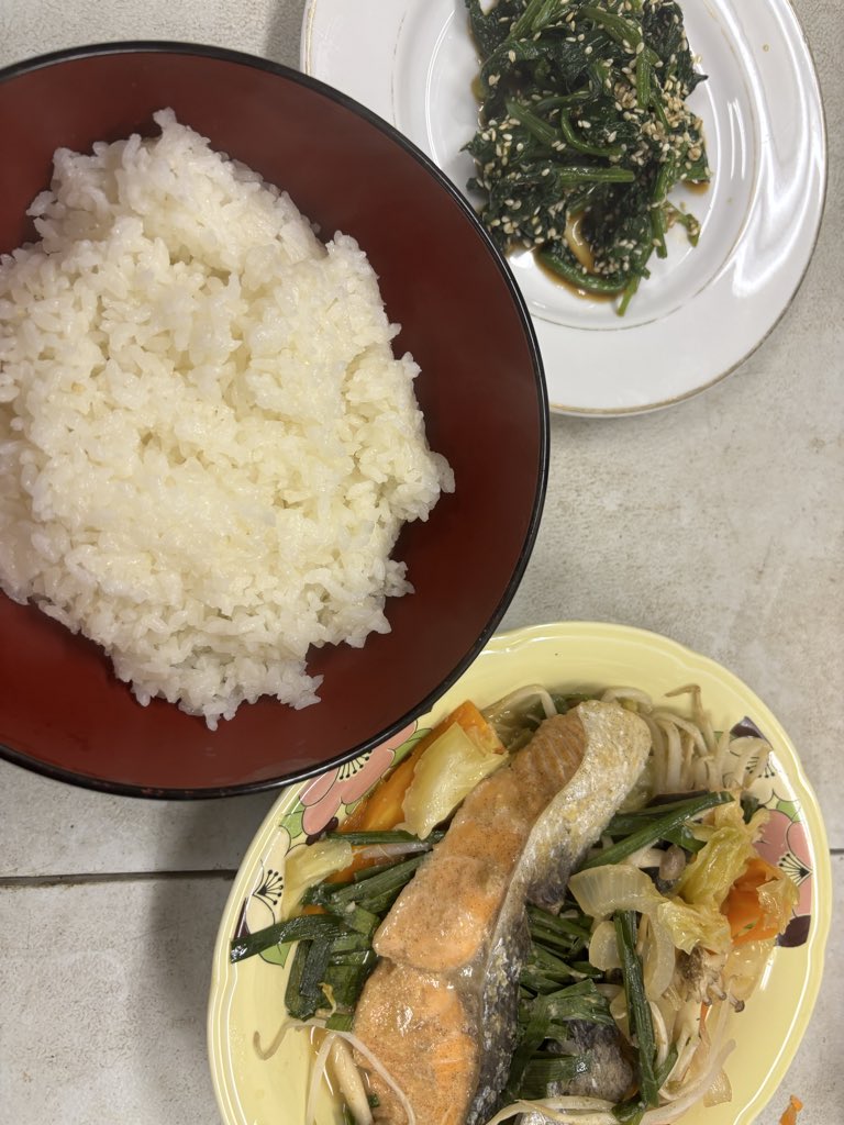 お久しぶりです！
るなです🌙
今回の事務所イベントでは初めてのちゃんちゃん焼きに挑戦しました！
ほうれん草の胡麻和えも作ったのですが、しょっぱすぎで寿命が縮まると言われました笑
改善の余地あり！笑笑笑笑笑