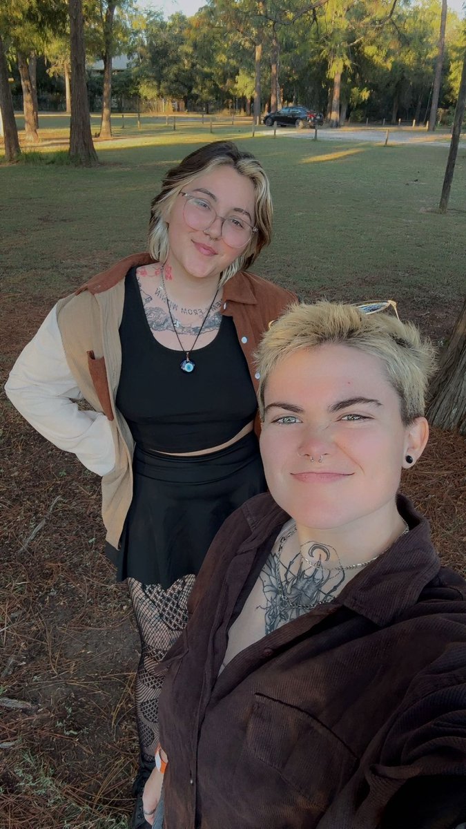 sum1sedateme's tweet photo. favorite time of year w my favorite people 🥹🍂 https://t.co/CxScnFSYyw