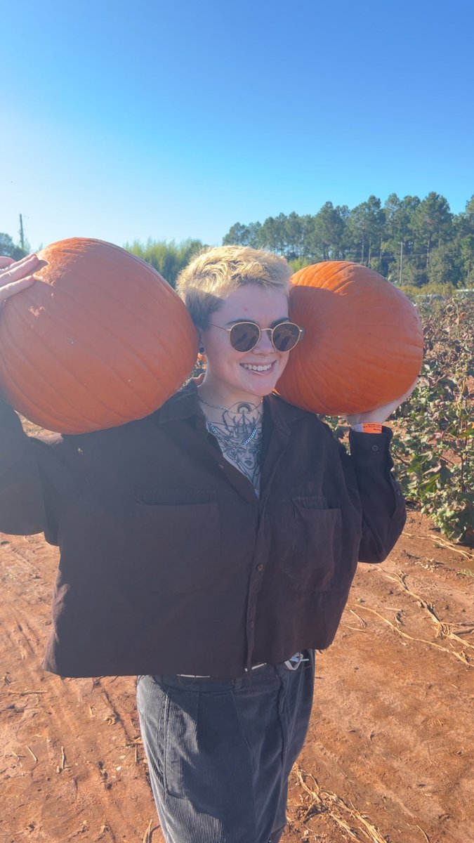 sum1sedateme's tweet photo. favorite time of year w my favorite people 🥹🍂 https://t.co/CxScnFSYyw