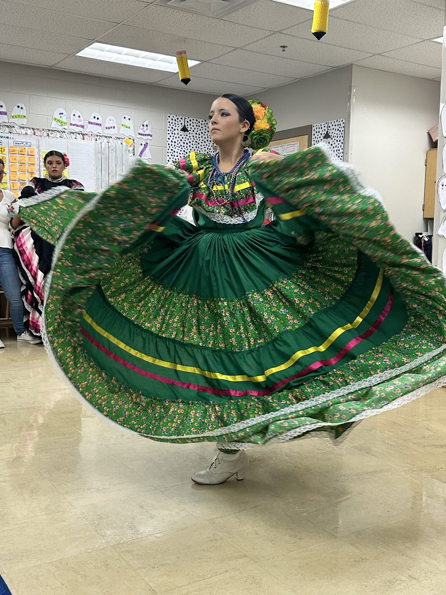 mariaxmtz1's tweet photo. ๐ Celebrating Multicultural Day in Kinder! ๐ Our students learned to count to 10 in Indonesian and explored the vibrant traditions of Mexico through traditional dresses and dances! ๐ฎ๐ฉ๐ฒ๐ฝ @NISDMireles @NISDElemSS @NISDScience #MulticulturalEducation #Diversity #FunFriYay https://t.co/w2mxznvy9u